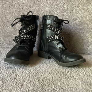 Black boots. Kids size 1. Used, good condition